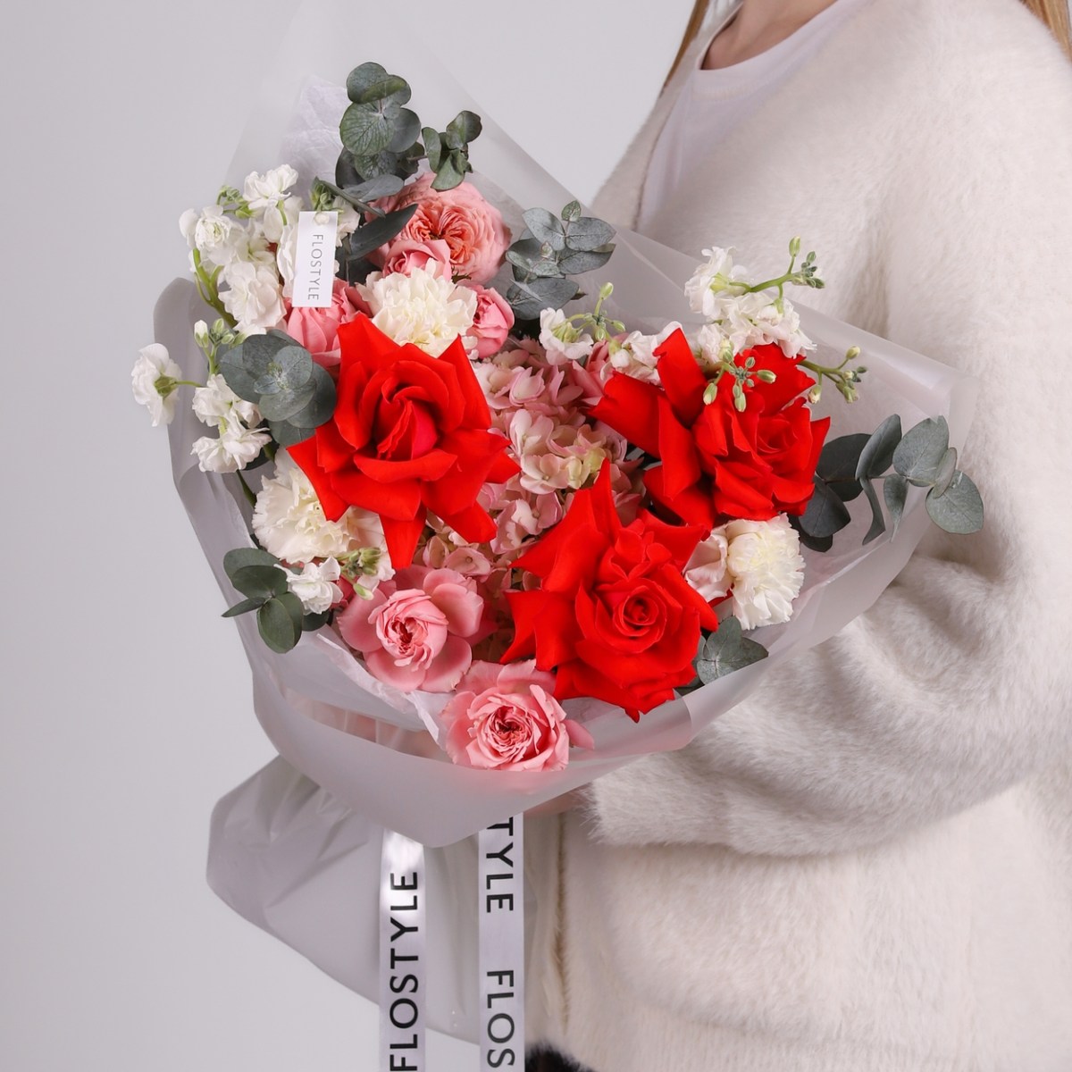 avtorskij buket s gortenziej i yarkoj rozoj 3